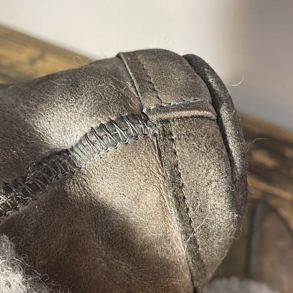 Egli’s sheepskin slippers. Never walked in. Cozy. Women’s 10/mens 8. Unisex - Picture 10 of 17